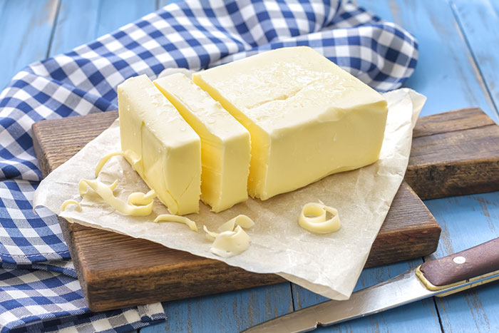 No se puede estropear un poco con aceite () No puedes arruinar la mantequilla con aceite.