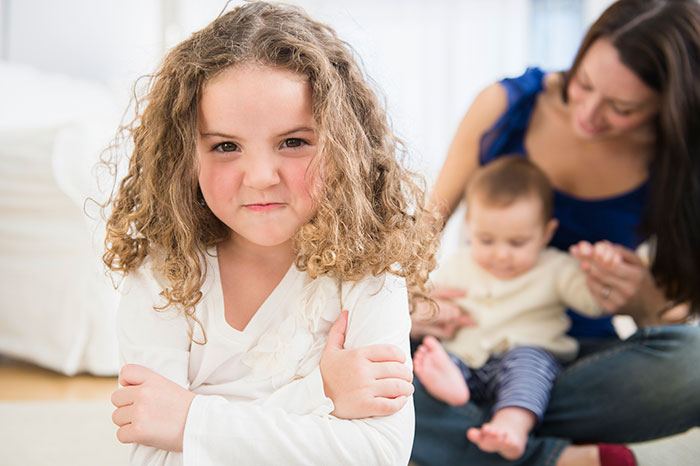 Gritar a la hija mayor () Gritando a la hija mayor